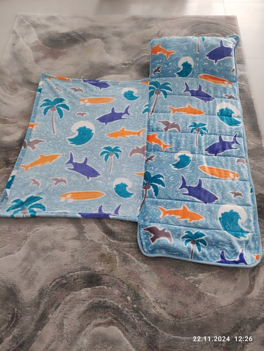 Kocyk z poduszką. Całość.