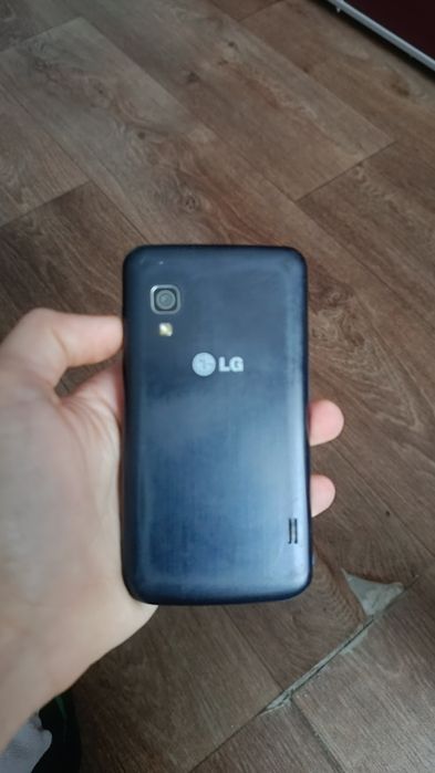 Продам на розборку телефон LG