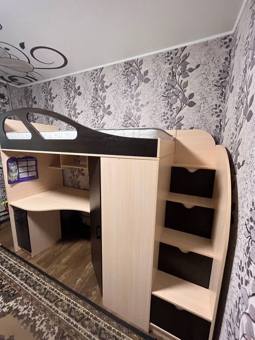 Сучасна двухярусна кровать чердак