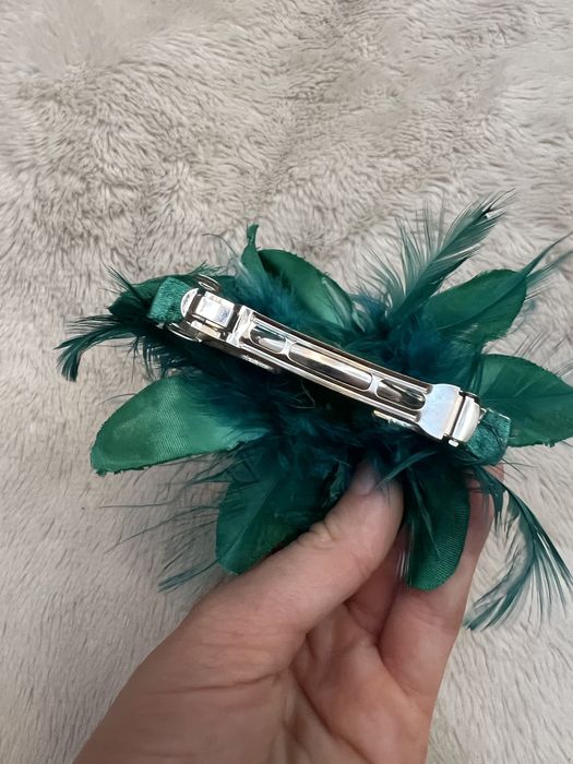 Piękna spinka z piórkami i