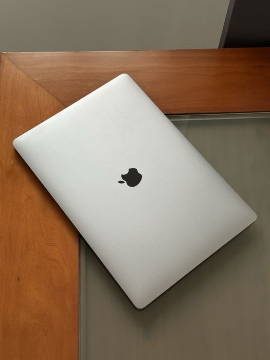 MacBook Pro 15" 201764551597738627123