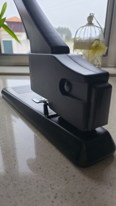 Agrafador resistente para grandes volumes de papel