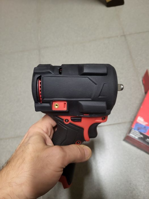 Гайковерт Milwaukee 2562 3/8 та 2563 1/2 m12