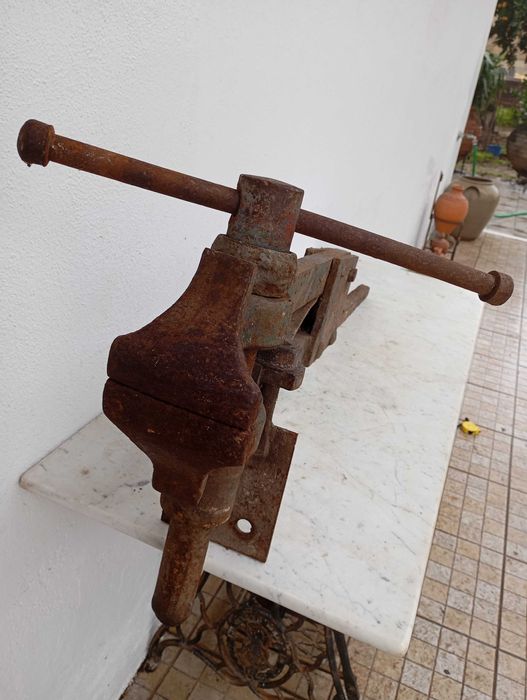 Torno Antigo de Ferreiro com Haste Enorme Raro Ferramenta Funcional