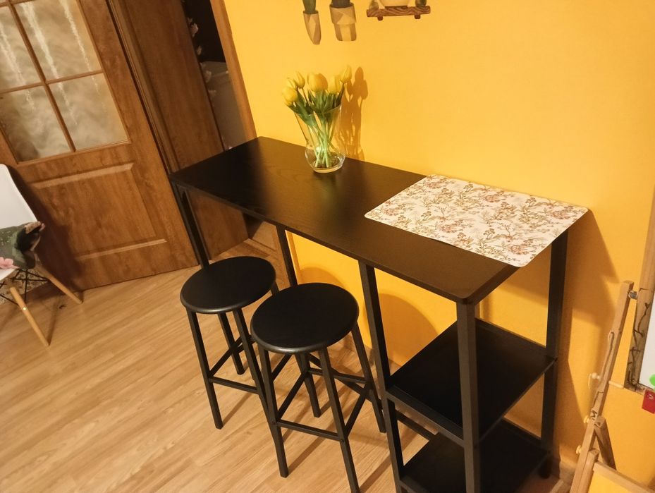 Świetny stolik i krzesła