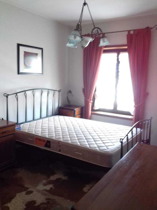 Cama de casal em ferro + cadeira + varão de cortinado a combinar