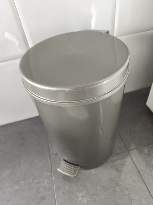 Trash Bin506821230996367360