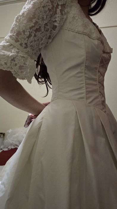 Vendo  Vestido  de noiva da Pronovias com um lindo Véu incluído.