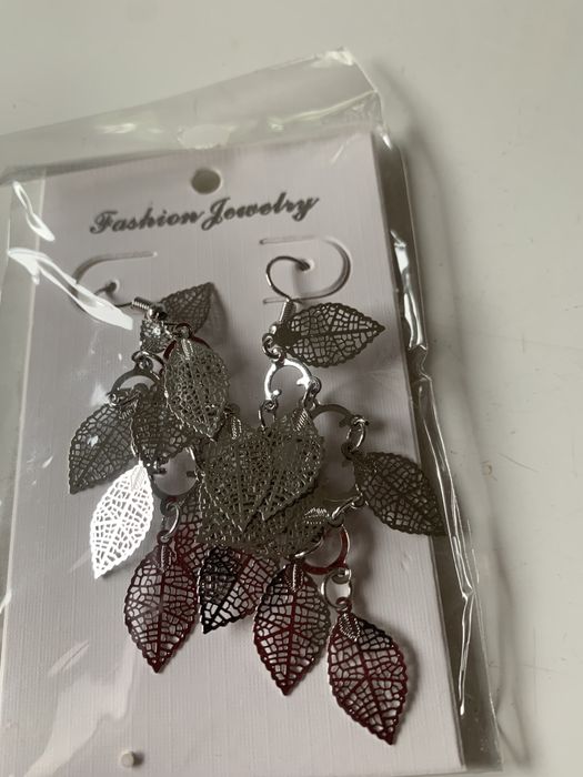 Nowe Kolczyki bardzo ładne i leciutkie nie czuć na uchu.