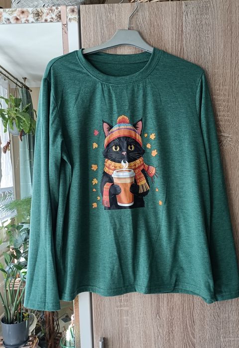 Ciemnozielona bluzka z kotem.