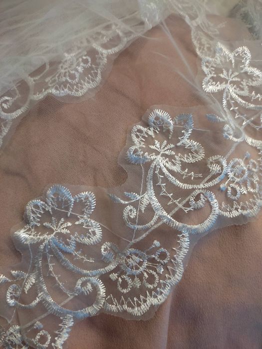 Фата білого та молочних кольорів