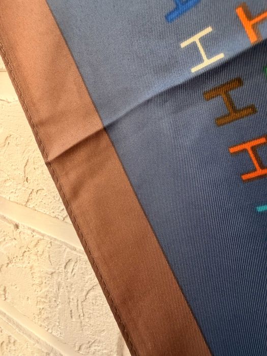 Хустка нова  Платок новий синій в стилі Гермес з бірками Фірмова монограма Hermes 90*90см