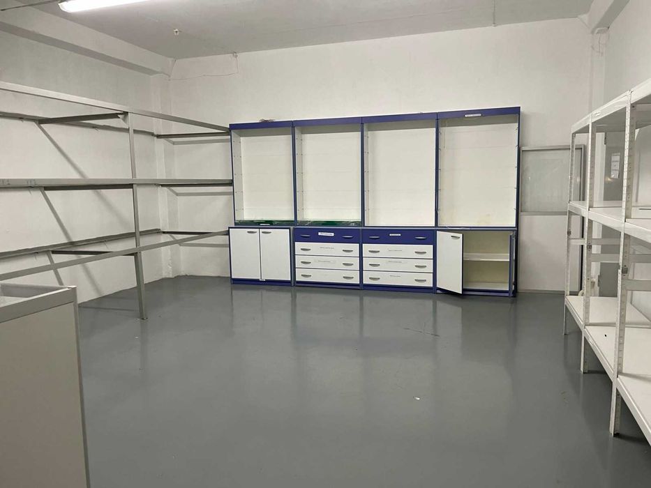Окремо розташована офісно-складська будівля 4920 м²