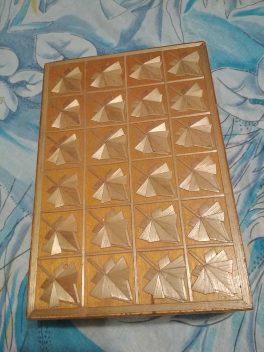 Красивая  шкатулка  из дерева   для  украшений.