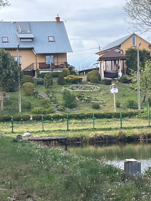 Dom nad jeziorem z jacuzzi ogrodowym .