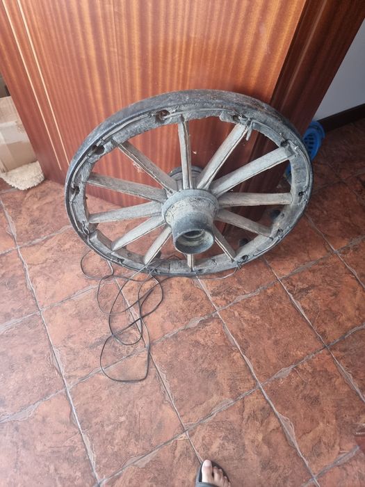 Roda transformada em candeeiro