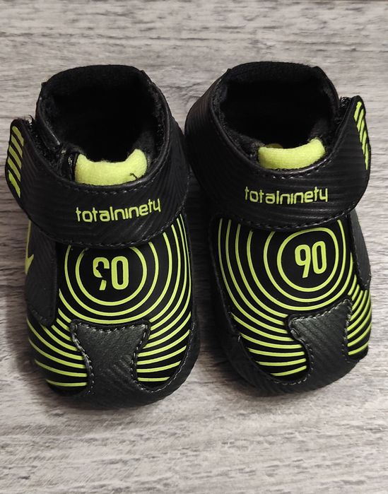 Buciki Nike dla niemowlaka.