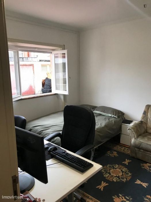 Quarto - localizado em  Coimbra