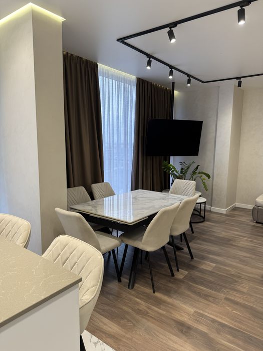 Продам 2 комнатную квартиру с дизайнерским ремонтом 70м2