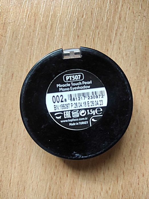 Набір косметичних продуктів, пензлик, хайлайтер, тіні