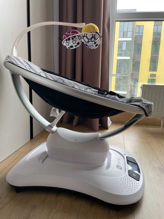 Заколисуючі центри 4moms Mamaroo 4.0