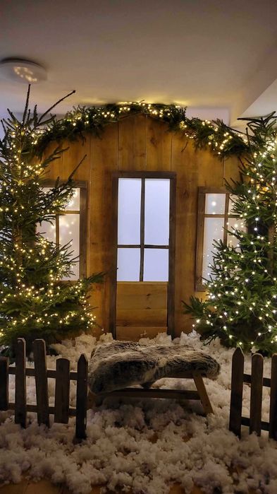 Drewniany domek do sesji fotograficznych