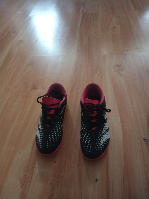 2 pary i korkiSprzedam halówki firmy Predator. oraz korki Predator uży