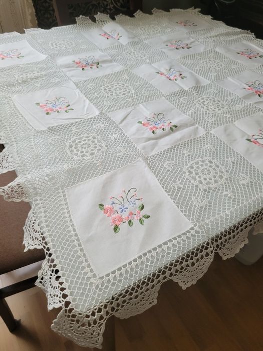 Serweta z haftem 94 x 94 cm stara
