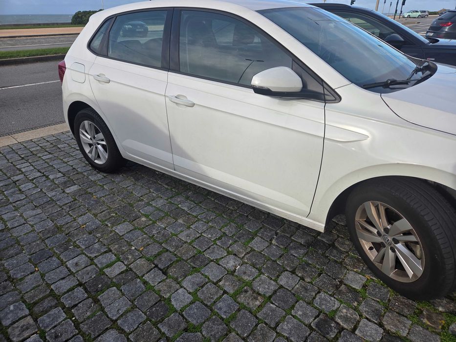 Carro VW polo como novo. Todos os serviços  realizados na marca.