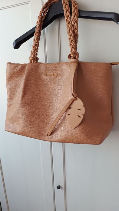 Beżowa torebka z plecionymi uchwytami