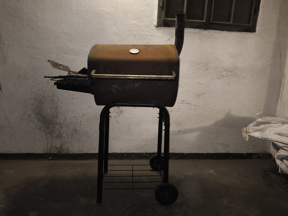 Grill ogrodowy na drewno.