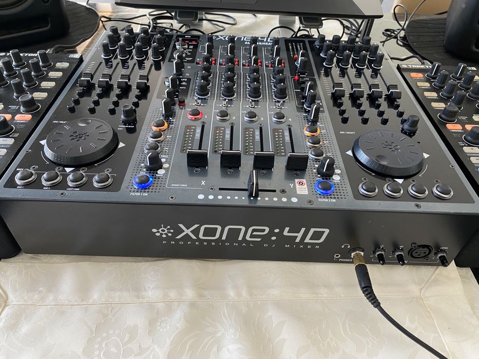 ALLEN & HEATH XONE 4D com case