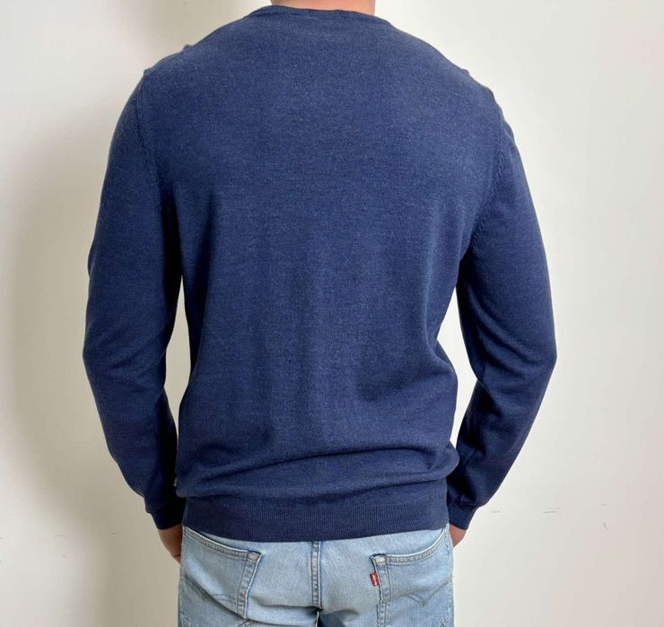 Hugo Boss sweter w serek męski XL 100%wełna
100%wełna 
Rozmiar XL
kolo