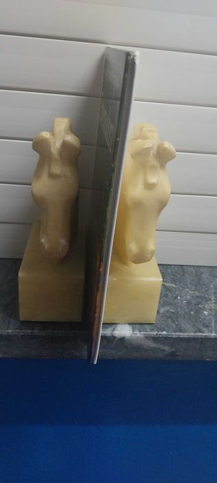 Estatuetas em marfinite