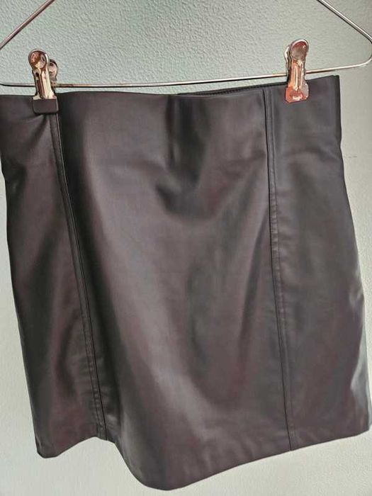 Saia preta curta em efeito de pele