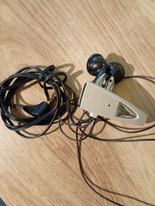 Zestaw słuchawkowy Nokia HDD-1 ze złączem Jack 2,5 mm). Był on niezwykle popularny na początku lat 2000