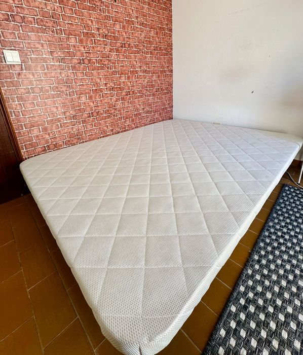 Base de Cama Estofada. Cor Branco, Inclui Pernas Metálicas De 25Cm 140X180 Cm