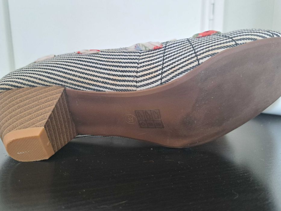 Sapatos de salto com laço florido