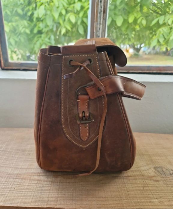 Antiga bolsa de cartuchos
Bolso de mão
Antiga bolsa de cartuchos
Pele precisa de ser hidratada com cera