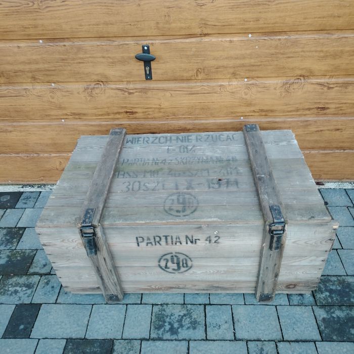 Drewniana skrzynia wojskowa