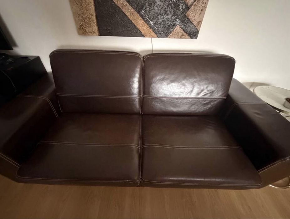 Sofá em ótimo estado 100% pele, largura 2m, altura 87cm, profundidade 1m.