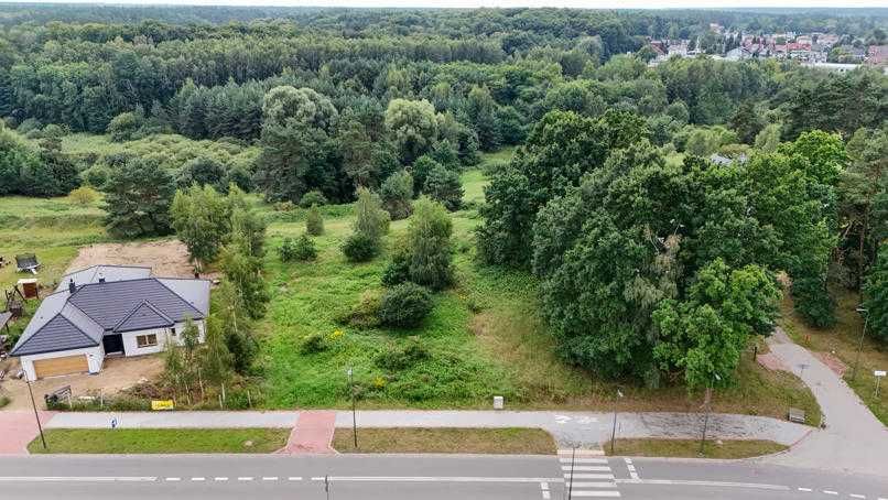 Działka budowlana 1527 m² – Iława, Osiedle Żołnierzy Wyklętych, otwarty widok w kierunku terenów zielonych - Widok 2