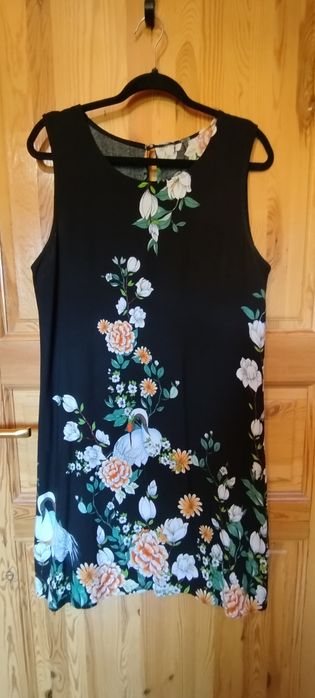Czarna sukienka w kwiaty. Rozmiar XL-42