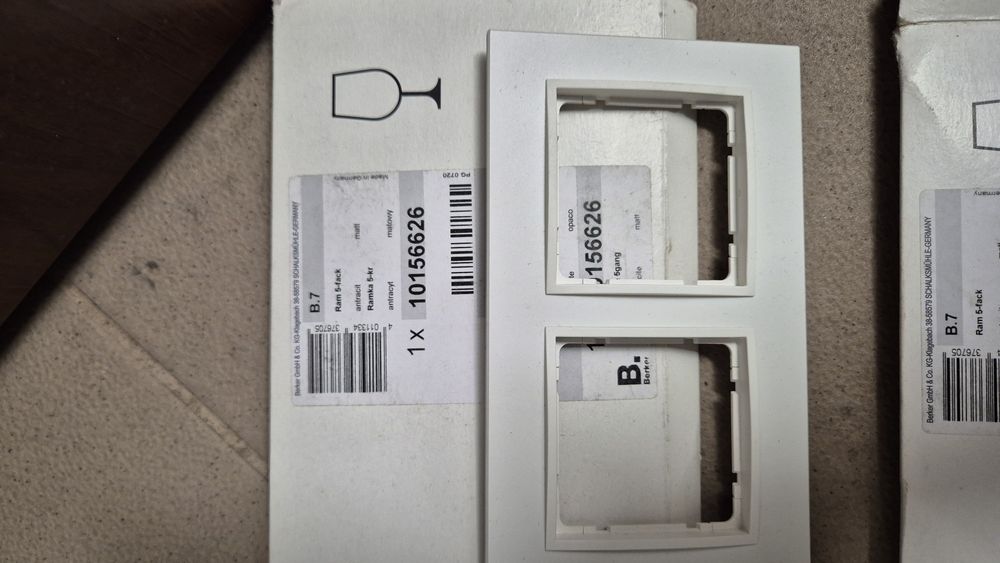 B.7 BERKER ramka 5-krotna biały mat 2 szt.  B.7 4-krotna antracyt  mat