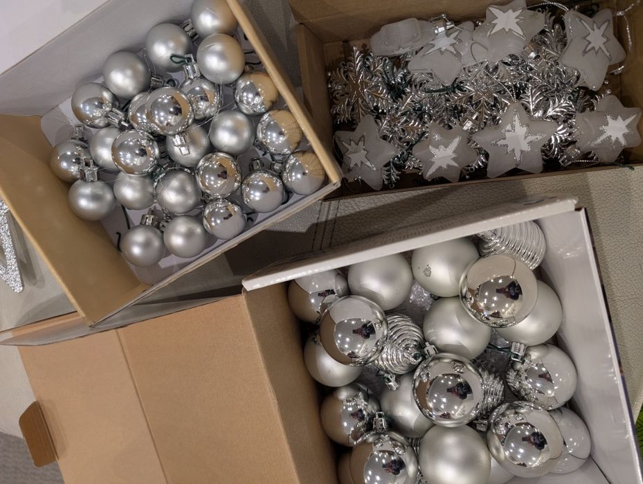 Enfeites de natal prateados e vermelhos com estrela topo árvore