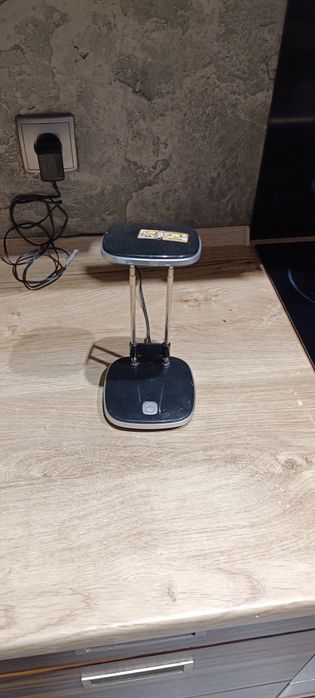 Lampka biurkowa regulowana.
