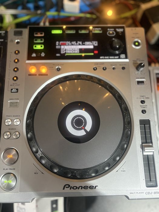 gotowe do grania stanowisko DJ oparte na sprzęcie Pioneer