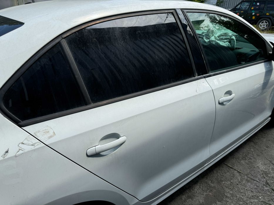 Двері VW Jetta 6 запчастини джетта