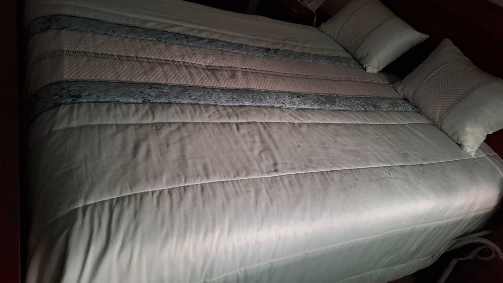 Colcha de cama de casal, forrada, em muito bom estado