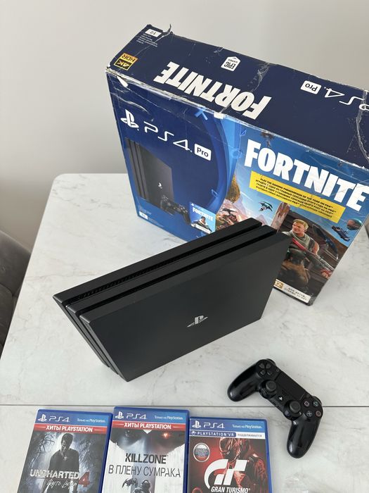 Ігрова приставка Sony PlayStation 4 Pro 1TB.